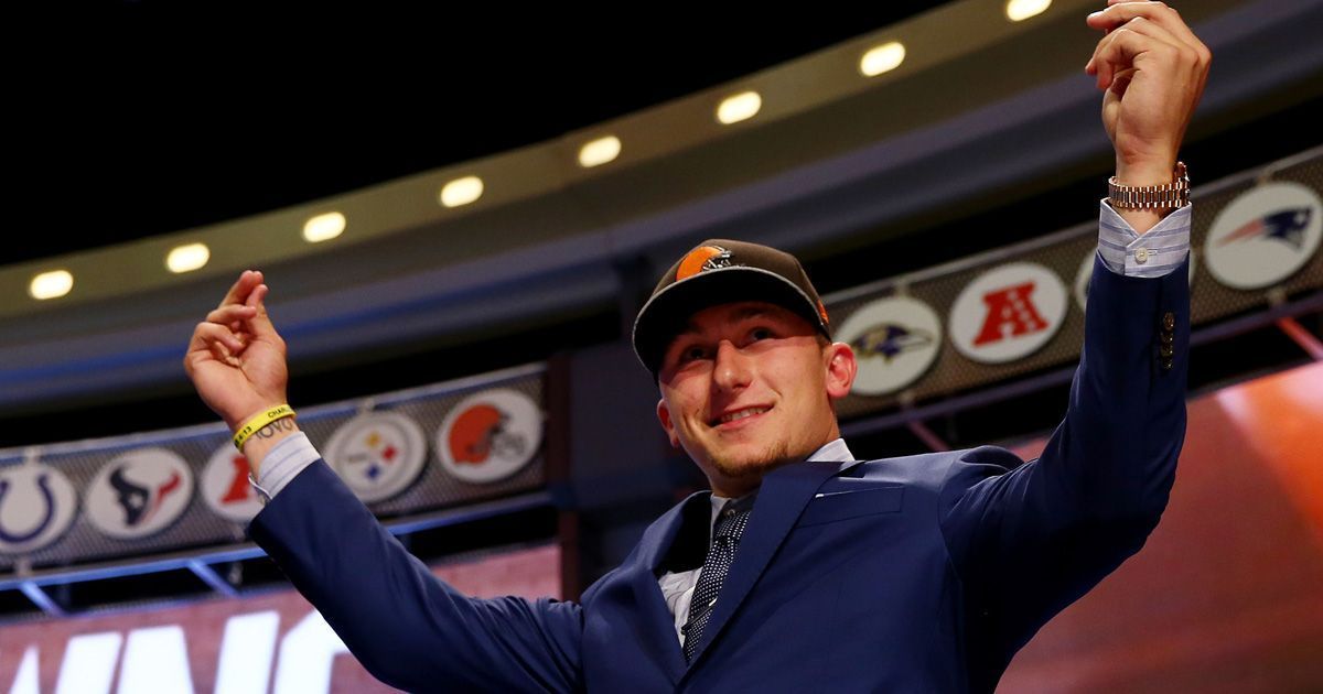 
                <strong>Cleveland Browns: Johnny Manziel (Quarterback, 22. Pick 2014)</strong><br>
                Johnny Manziel zerlegte am College für Texas A&M viele seiner Gegner, sodass der überaus selbstbewusste Quarterback nicht nur mit der Heisman Trophy ausgezeichnet, sondern auch in der ersten Runde von den Cleveland Browns als kommender Franchise Quarterback gedraftet wurde. Doch eine schlechte Arbeitseinstellung, gepaart mit schlechten Leistungen und Eskapaden neben dem Platz sorgten dafür, dass Manziel letztlich nur zwei Jahre bei den Browns unter Vertrag stand. In 14 Spielen kam "Johnny Football" nur auf 1.675 Yards bei sieben Touchdowns und sieben Interceptions.
              