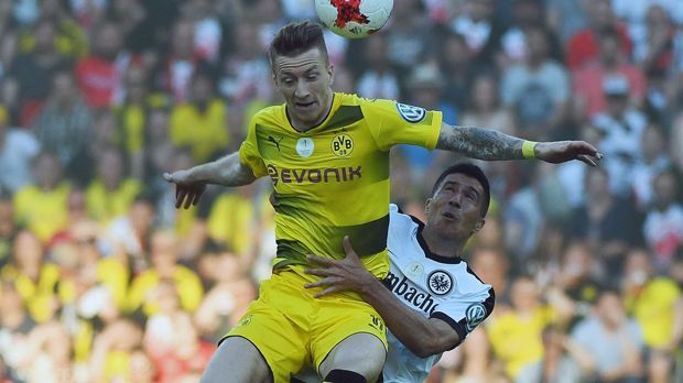 
                <strong>Marco Reus</strong><br>
                Der BVB-Pechvogel leitet das 1:0 mit gekonnt ein, indem er das Auge für Vorbereiter Pisczczek hat und das Spiel geschickt verlagert. Bereitet den Hessen auch ansonsten zunächst mit seiner Schnelligkeit einige Kopfschmerzen. Nach einer Ecke scheitert er per Direktabnahme. Noch vor der Pause muss der gebürtige Dortmunder neben dem Platz am Knie behandelt werden - nach 45 Minuten ist Schluss. Das Pech bleibt ihm also treu. ran-Note: 2
              