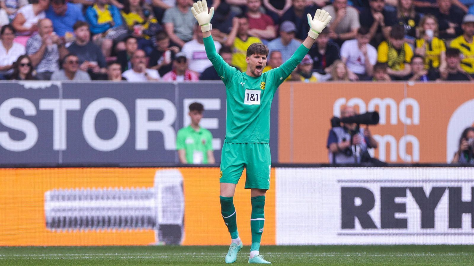 
                <strong>Gregor Kobel</strong><br>
                Der BVB-Keeper strahlt die gewohnte Sicherheit aus und wird so neben Haller zum Matchwinner für den BVB. Klärt aufmerksam gegen Beljo (18.) und verhindert mit einer Glanztat gegen Cardona das 1:1 (62.). ran-Note: 1
              