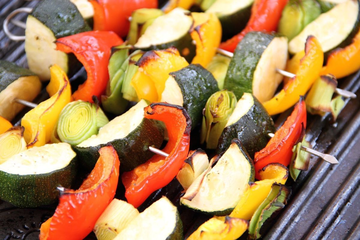 Gemüsespieße mit Hähnchenbrust, Reis und Tomatensauce 