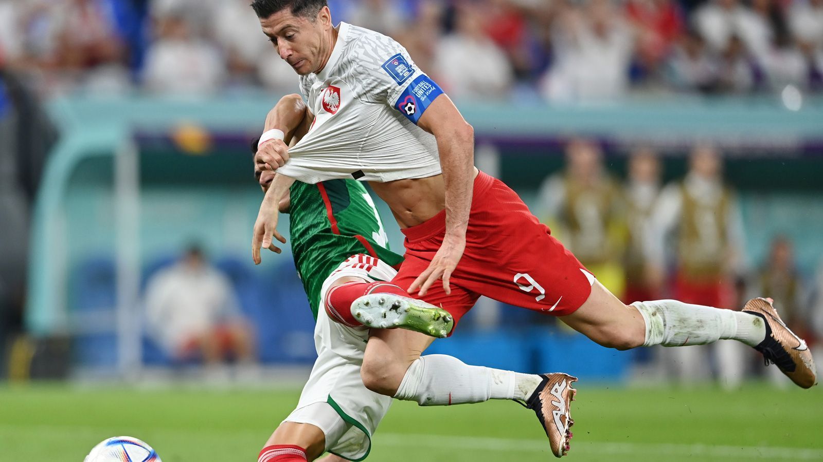 
                <strong>Lewandowski-Watch: So schlug sich Polens Stürmer gegen Mexiko</strong><br>
                Lewandowski versucht nicht, den Elfmeter zu schinden. Als Moreno aber auch noch das Bein dazu nimmt, kommt der Stürmer schließlich zu Fall.
              