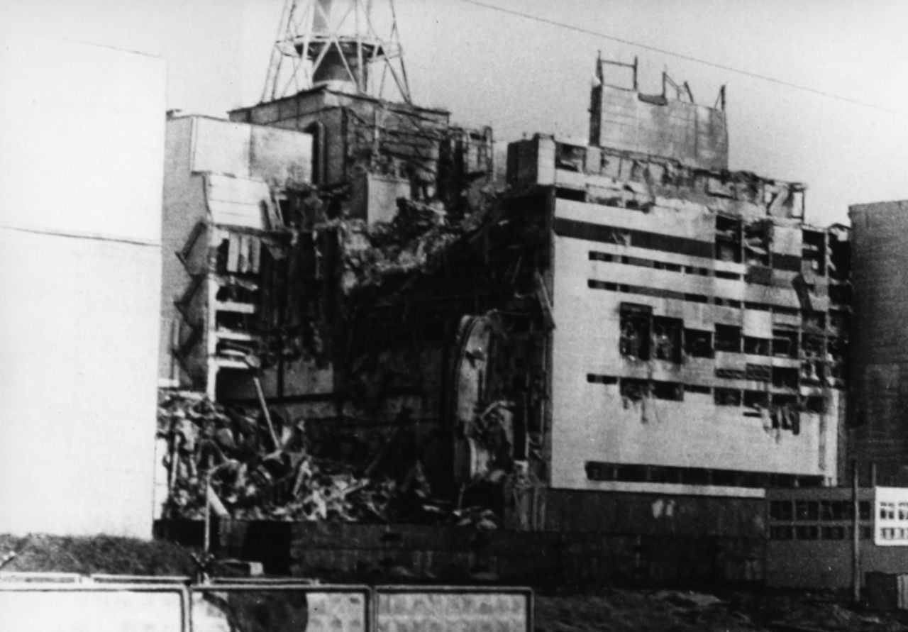 26. April1986: Es kommt zur Kernschmelze und Explosionen im 4. Reaktor. Radioaktives Material dringt in die Atmosphäre.