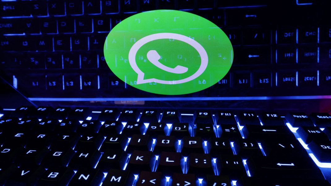 Via WhatsApp infizieren Kriminelle derzeit Apple-Geräte mit Schad-Software.