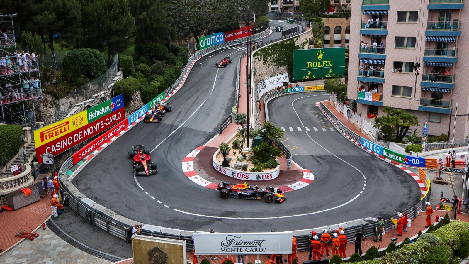 
                <strong>Wohnsitz an der Rennstrecke</strong><br>
                Zusammen mit seiner Freundin Kelly Piquet, der Tochter des früheren Formel-1-Fahrers Nelson Piquet, lebt der zweimalige Weltmeister wie viele andere Fahrer in Monte Carlo. Somit kennt sich der 25-Jährige auf den Straßen, auf denen das prestigeträchtigste Rennen der Saison in Monaco ausgetragen wird, bestens aus. Ein Hauptgrund für den Umzug sei das wärmere Wetter gewesen, erklärte der Niederländer einmal. Trainieren kann im eigenen Fitnessstudio mit Meerblick. Die steuerlichen Vorteile im Fürstentum dürften aber auch eine große Rolle bei der Wahl des Wohnortes gespielt haben.
              