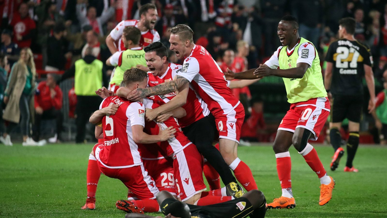 
                <strong>Union Berlin steht erstmals in der Bundesliga</strong><br>
                Union Berlin hat es geschafft. Durch ein 0:0 im Rückspiel der Relegation stehen die Berliner erstmals in der deutschen Eliteklasse. ran.de fasst die Ereignisse zusammen.
              