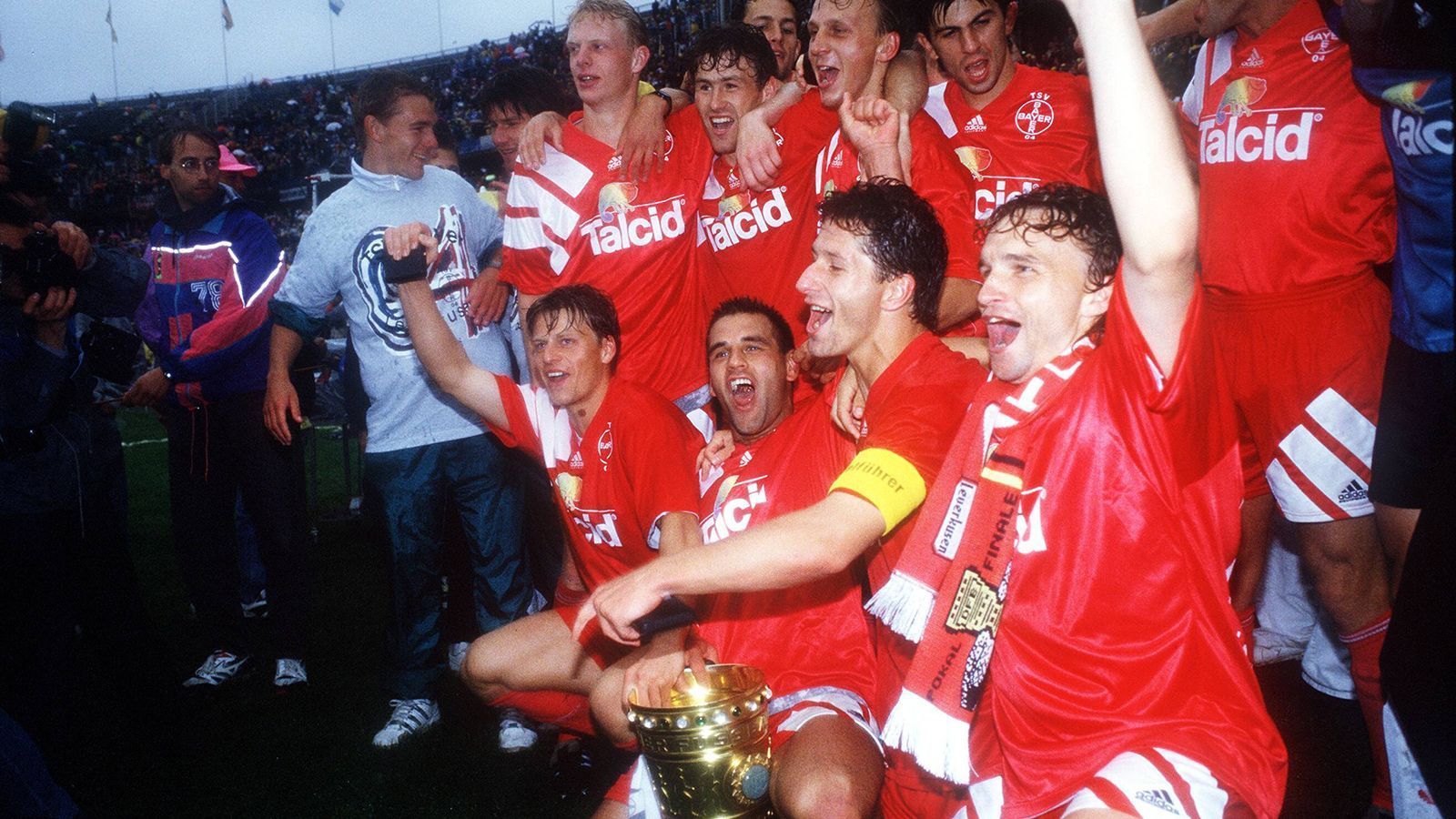 
                <strong>1993: Der letzte Titel</strong><br>
                Zwei große Titel feierte Bayer Leverkusen in seiner Geschichte. Neben dem UEFA-Cup-Sieg 1988 war der Gewinn des DFB-Pokals in der Saison 1992/93 der größte Erfolg in der Historie der Werkself. Zugleich ist es aber auch der letzte bis heute.
              