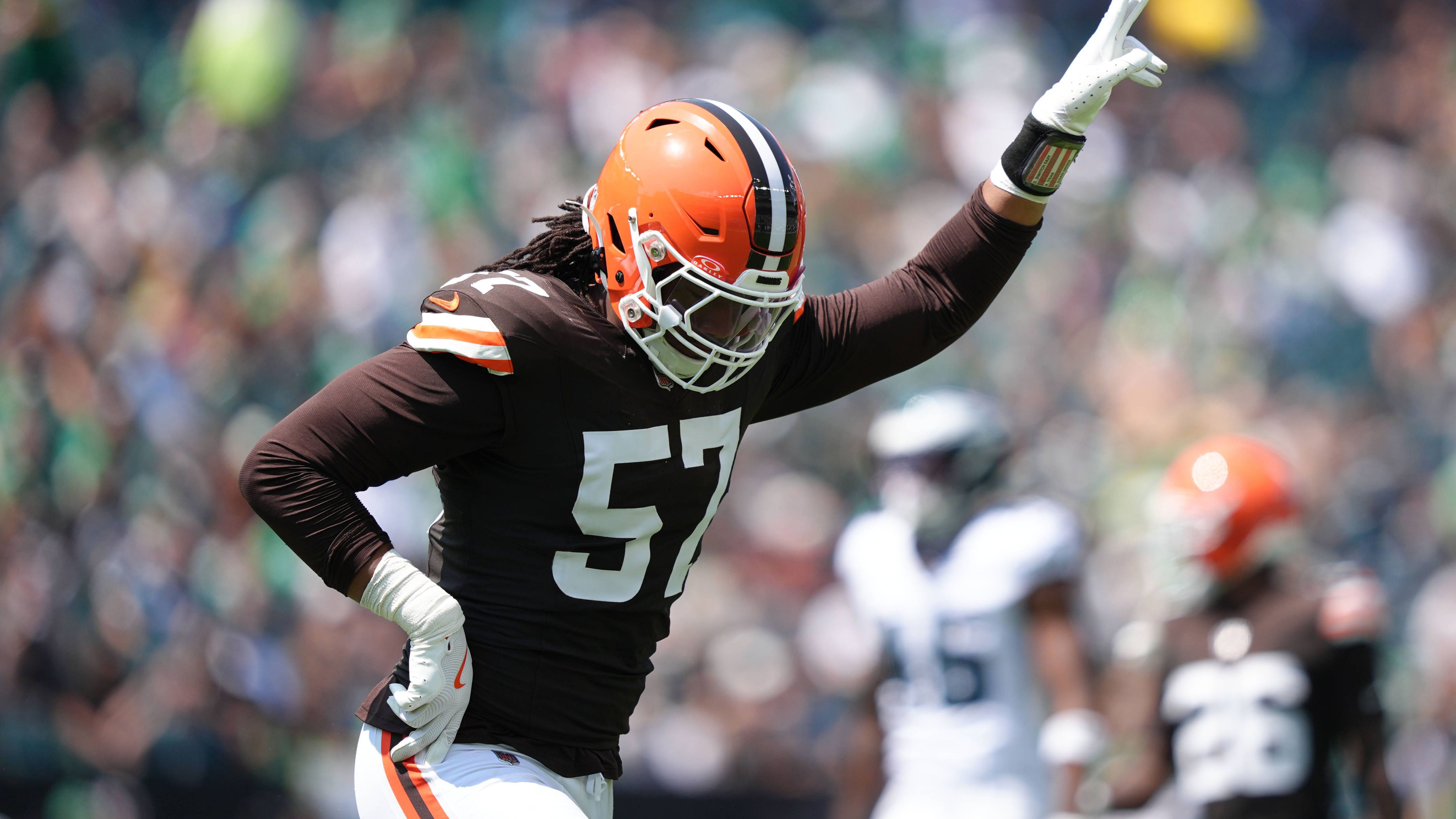 <strong>Cleveland Browns: Isaiah McGuire (Defensive End)</strong><br>Mit 14 Sacks war Myles Garrett 2024 für über ein Drittel aller Sacks der Browns verantwortlich – ein nicht sehr ausgeglichener Pass Rush. Doch Isaiah McGuire deutete zum Saisonende an, dass er liefern kann, als er in seinen drei Spielen als Starter zwei Sacks verbuchte.