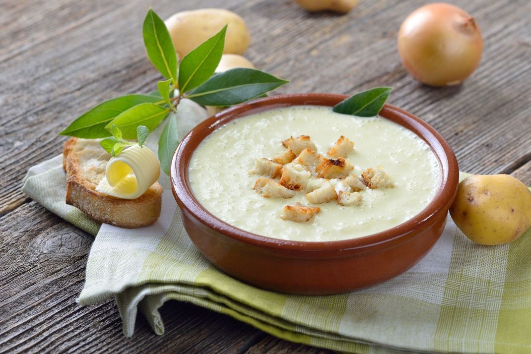 Ein guter Starter für Ihr italienisches Weihnachtsessen? Ganz klar, ein Parmesansüppchen.