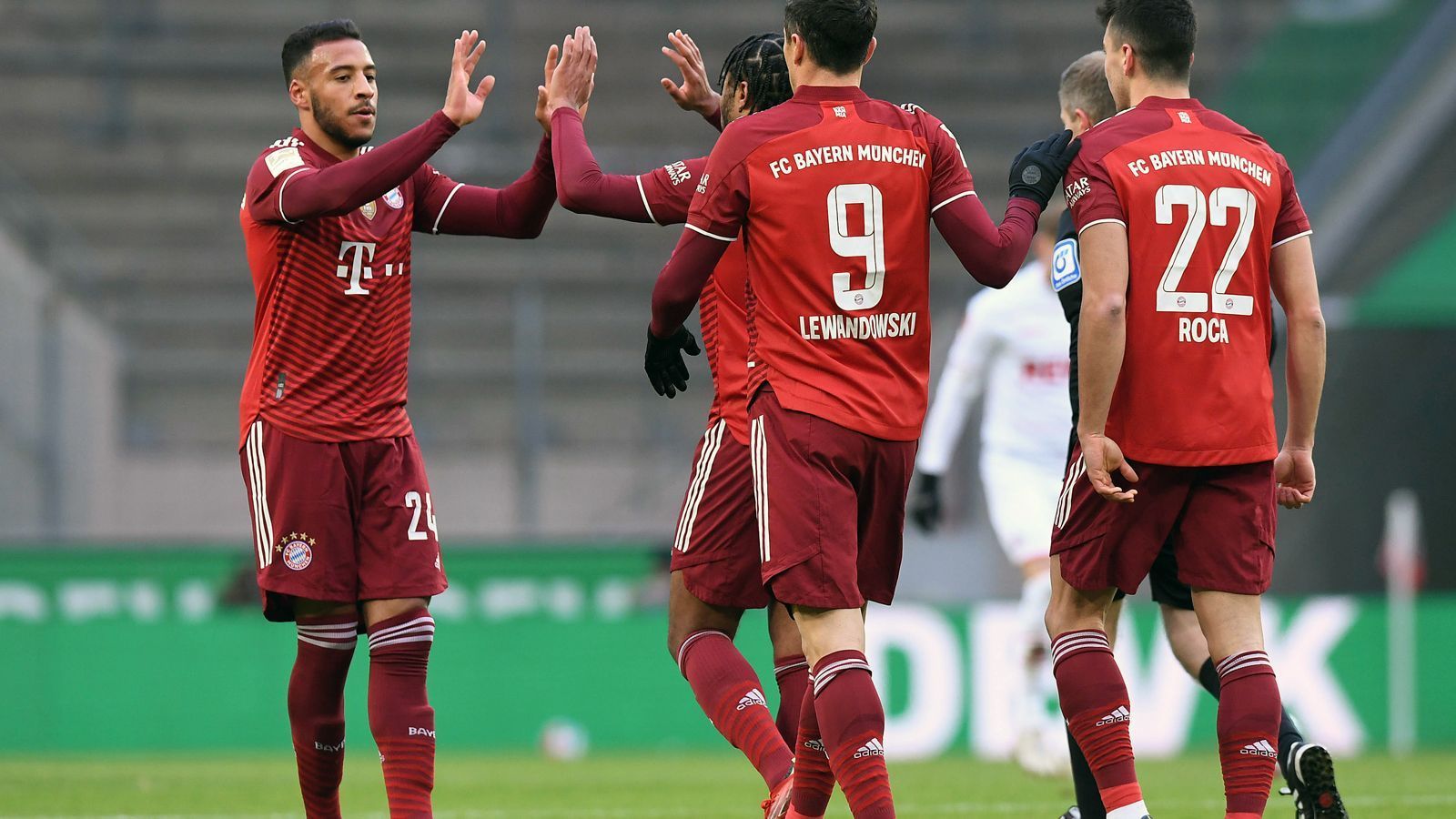 
                <strong>Corentin Tolisso</strong><br>
                Auf die Corona-Zwangspause folgt der Sahnetag. Vor dem 1:0 erobert Tolisso die Kugel im Mittelkreis von Duda. Wenig später wird sein Schuss von Hübers zur Ecke abgefälscht. Es folgen weitere gute Aktionen und der wunderschöne Treffer zum 2:0 per Volleyschuss mit links, vorher gewinnt er selbst den Ball. Nach der Pause weniger auffällig. Die Schlussphase darf der Franzose von draußen genießen. ran-Note: 1
              