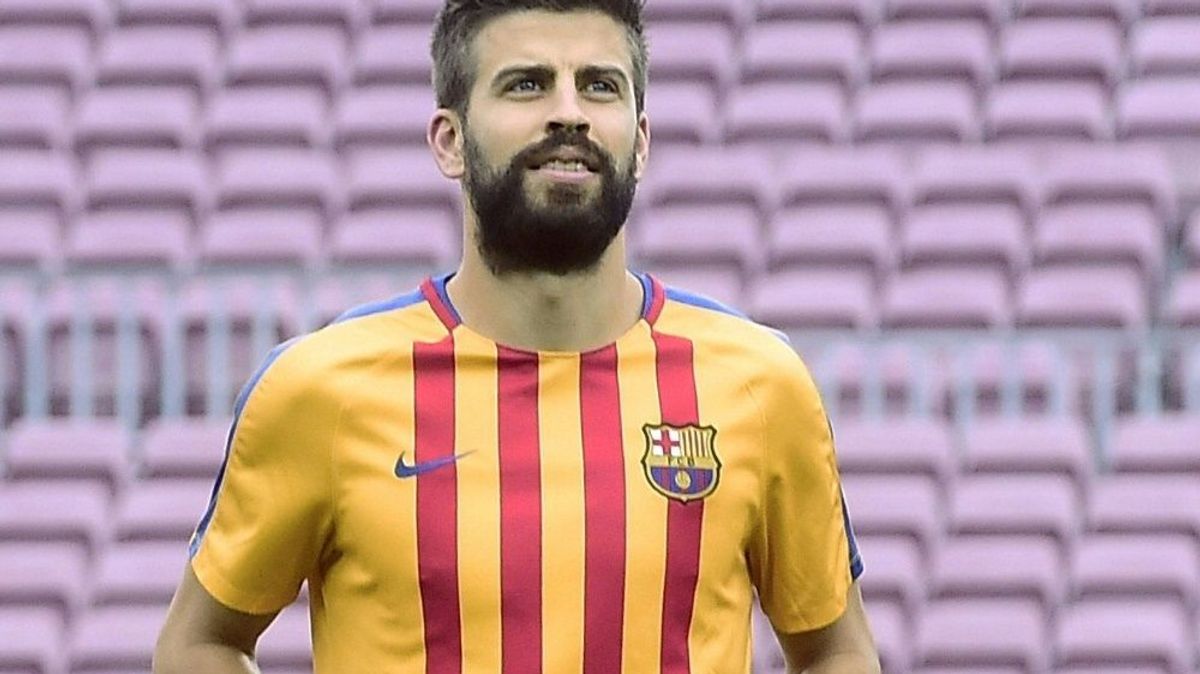 Fans der Furia Roja feinden Kapitän Pique im Training an