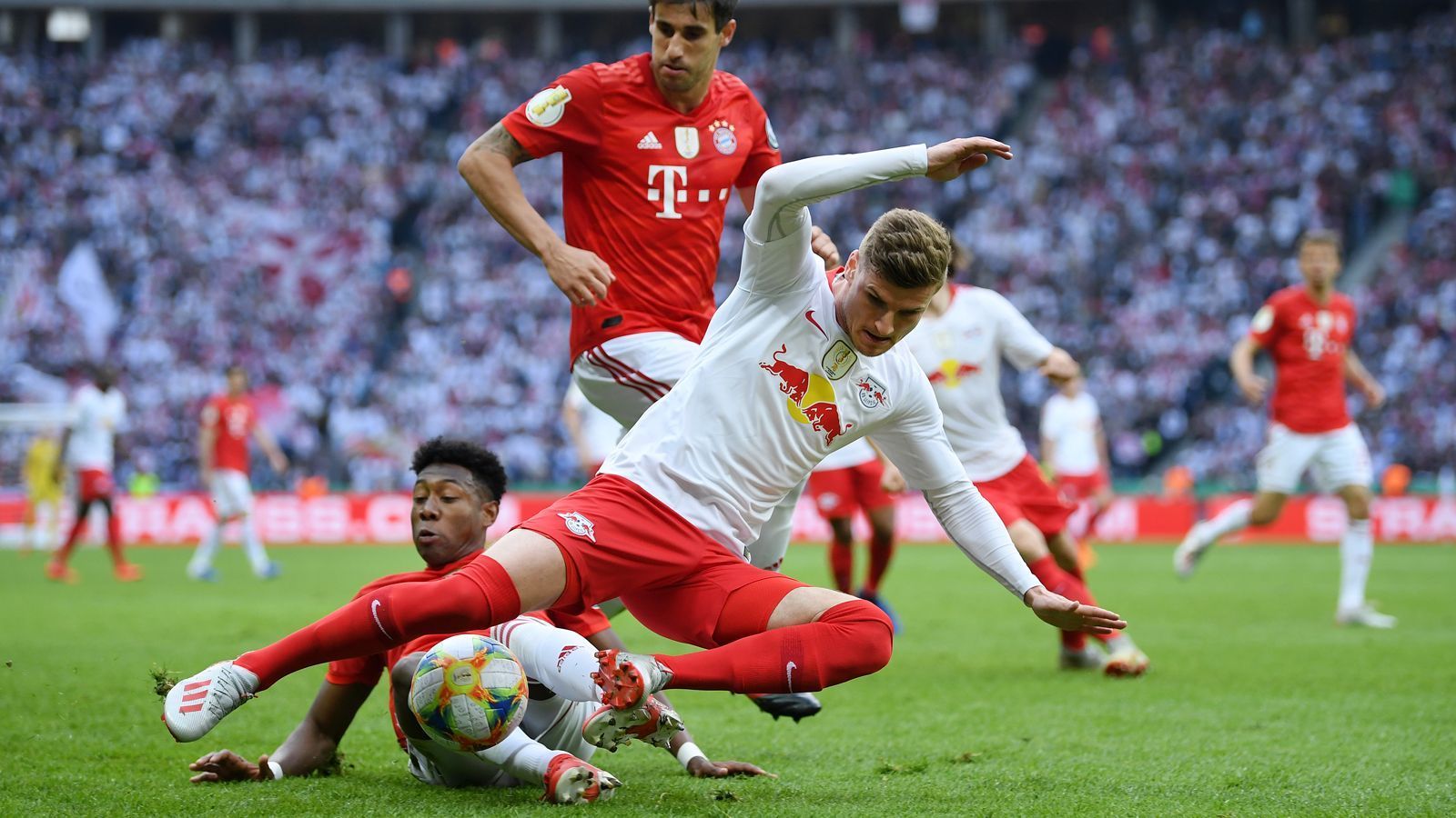 
                <strong>Timo Werner</strong><br>
                Das bayerische Interesse an Timo Werner ist hinlänglich bekannt, auch der 23-Jährige liebäugelt eigener Aussage nach mit einem Wechsel zum Rekordmeister. Nur noch RB hat etwas dagegen. Allerdings läuft Werners Arbeitspapier in Leipzig nach der kommenden Saison aus. Die derzeit wohl wahrscheinlichste Variante ist, dass die Bayern das letzte Vertragsjahr aussitzen und den Nationalspieler zur Spielzeit 2020/21 nach München holen.
              