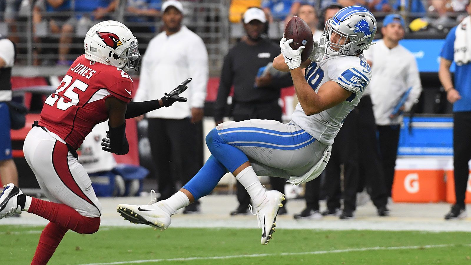 
                <strong>T.J. Hockenson (Detroit Lions)</strong><br>
                Seinen Anteil am bereits erwähnten 27:27 nach Overtime zwischen seinen Detroit Lions und den Arizona Cardinals hatte auch T.J Hockenson. Der achte Pick des Draft griff sich sechs der neun in seine Richtung geschleuderten Pässe und legte 131 Yards inklusive eines Touchdowns zurück. Damit sorgte er für mehr Raumgewinn als jeder andere Tight End im Season Opener oder den Sonntagsspielen.
              