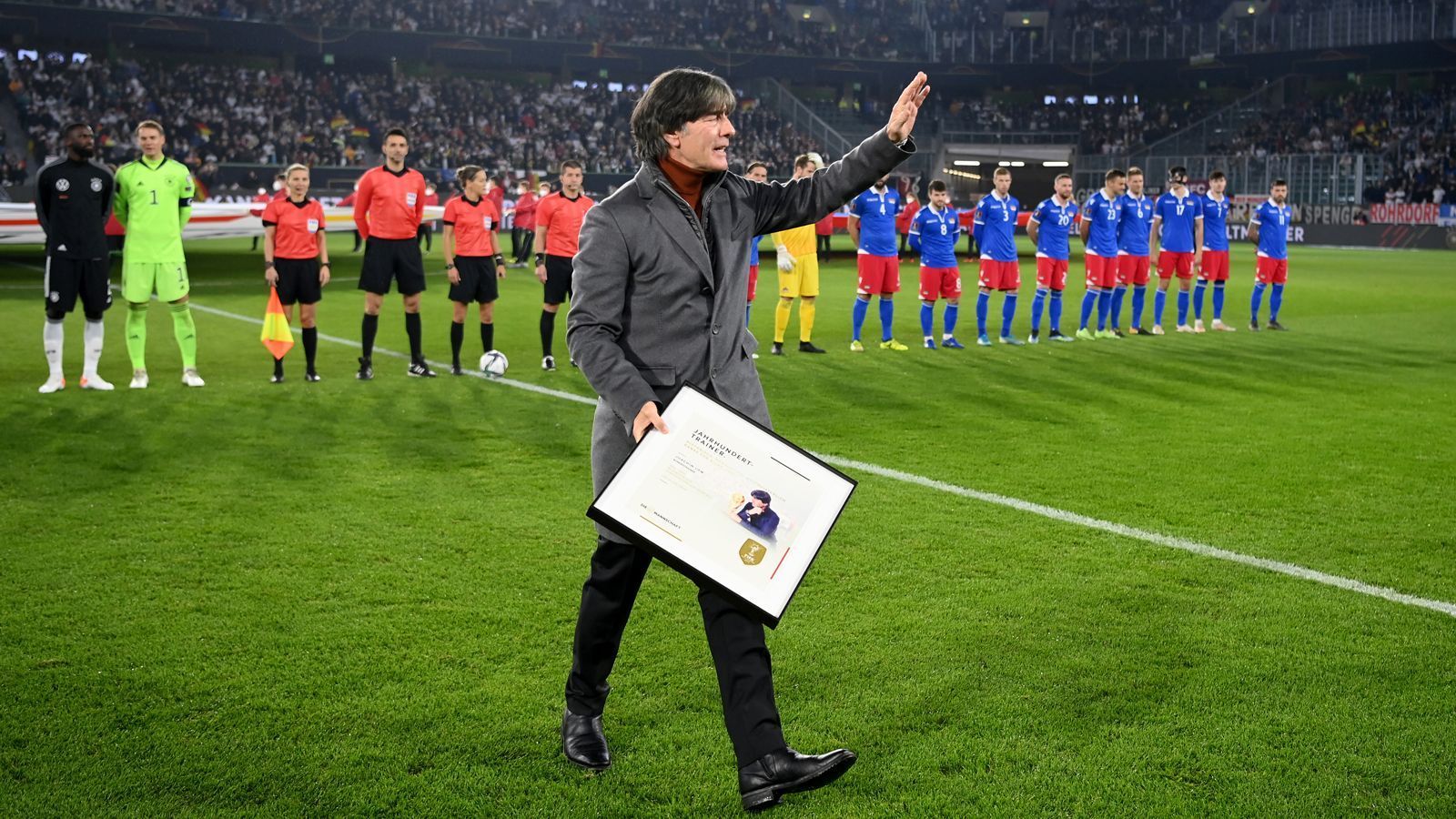 
                <strong>Vor Deutschland vs. Liechtenstein: Der Abschied von Ex-Bundestrainer Joachim Löw</strong><br>
                15 Jahre lang hat Joachim Löw als Bundestrainer den deutschen Fußball geprägt. Nun wurde er im Rahmen des WM-Qualifikationsspiels Deutschland gegen Liechtenstein in Wolfsburg offiziell verabschiedet. ran zeigt die Bilder einer erstaunlich unterkühlten Zeremonie.
              