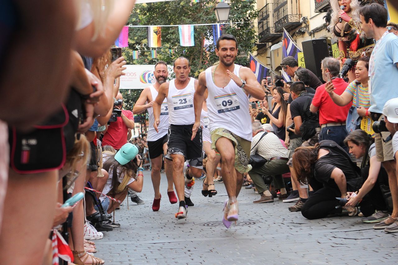 In Madrid findet anlässlich des Gay Pride Month ein Stöckelschuhlauf statt.