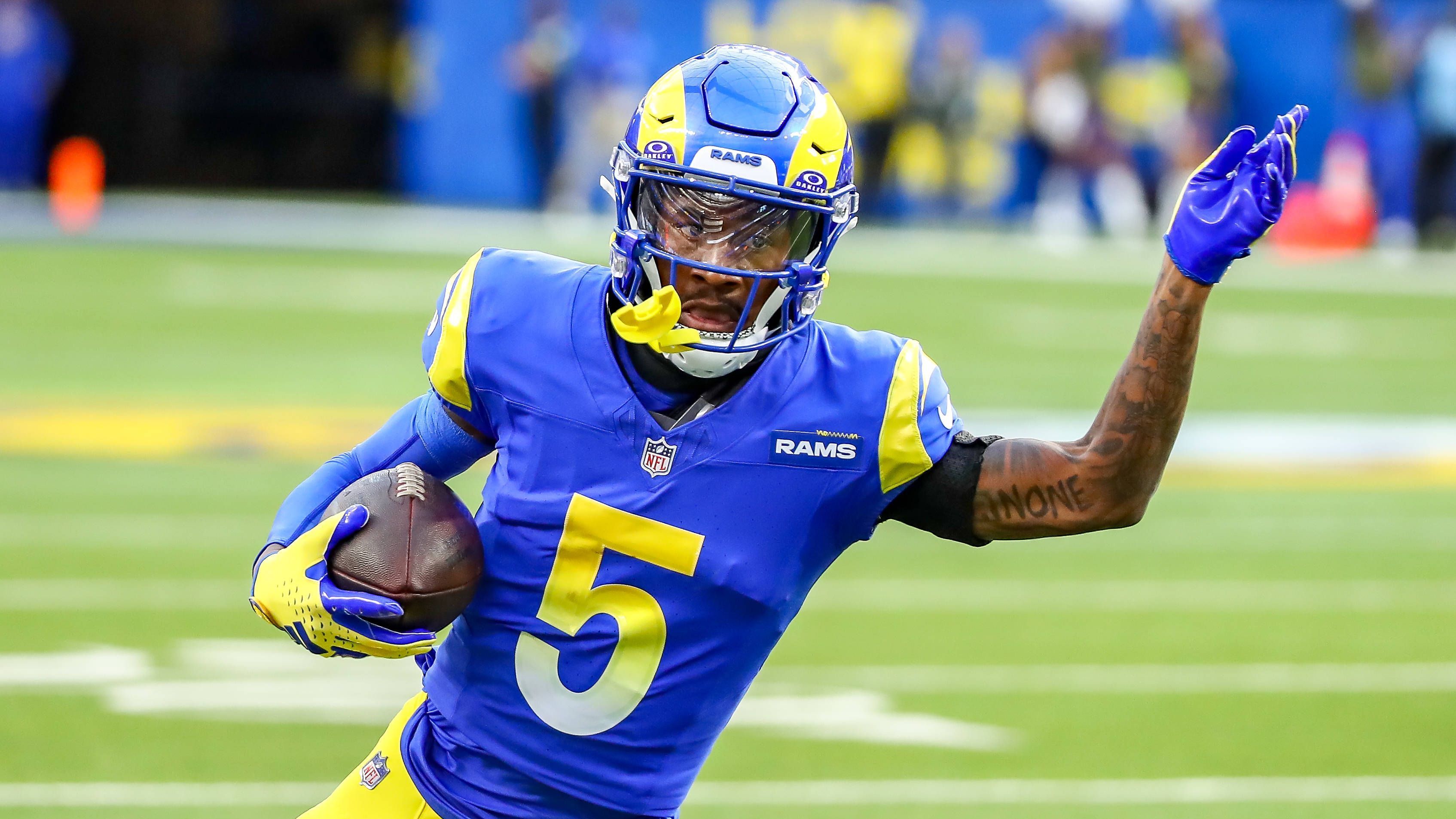 <strong>Tutu Atwell (Los Angeles Rams)</strong><br>Die <a target="_blank" href="https://www.ran.de/sports/american-football/los-angeles-rams">Los Angeles Rams</a> und Tutu Atwell haben sich auf einen neuen Vertrag geeinigt: Der Wide Receiver bleibt ein weiteres Jahr in Los Angeles. Wie NFL-Insider Adam Schefter berichtet, kassiert der 25-Jährige dafür zehn Millionen US-Dollar garantiert. Atwell wurde 2021 in der zweiten Runde (57. Pick) von den Rams gedraftet.