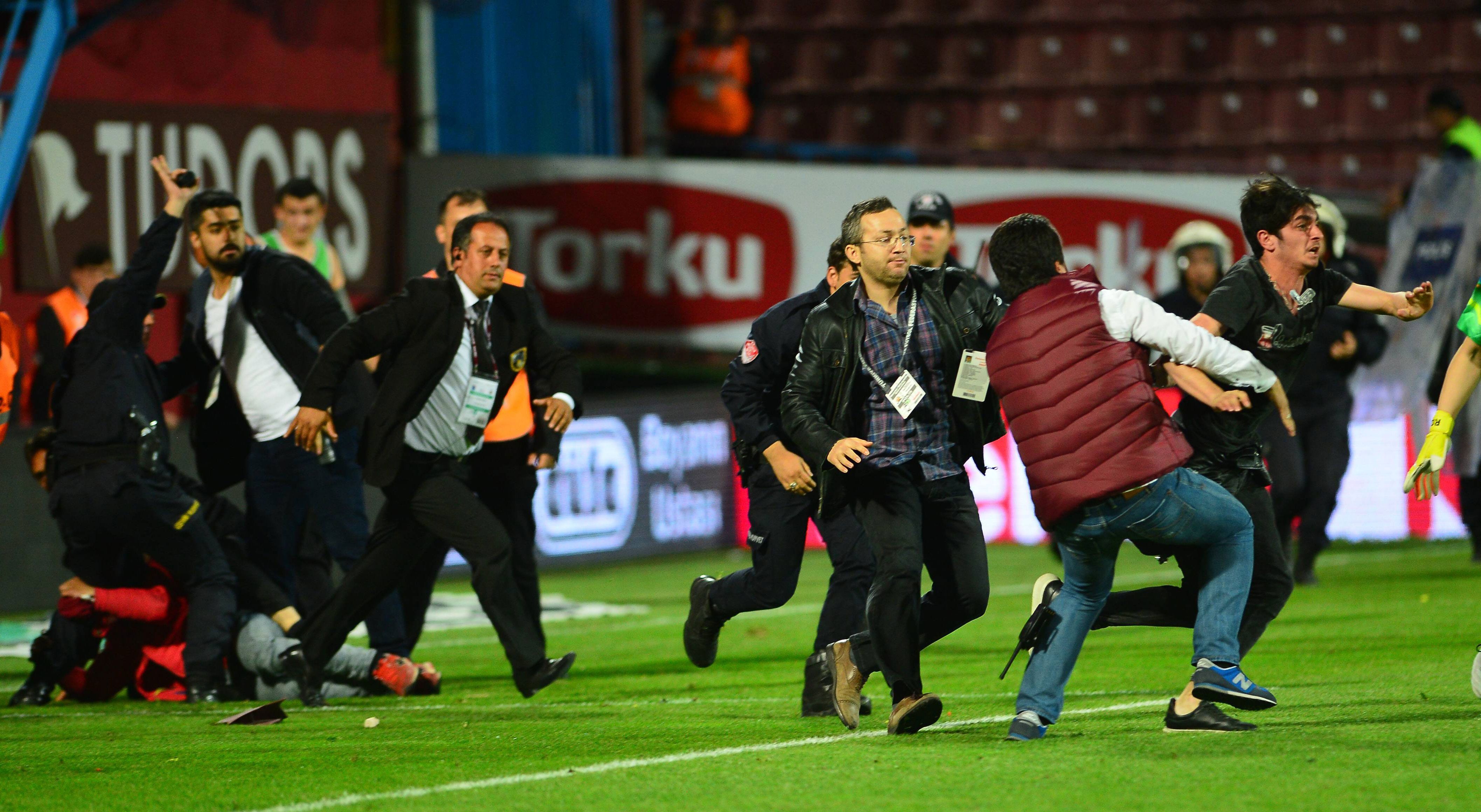 
                <strong>Trabzonspor gegen Fenerbahce</strong><br>
                Dann passiert das Unfassbare: Ein Mann prügelt auf Tor-Schiedsrichter Volkan Bayarslan ein. Erst dannach können die Sicherheitkräfte den Angreifer überwältigen.
              