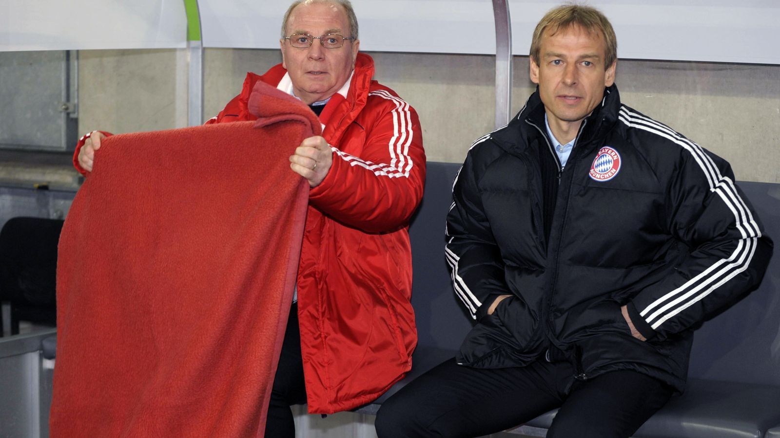 
                <strong>Jürgen Klinsmann (FC Bayern München)</strong><br>
                Als Spieler geliebt, als Trainer geschasst. Dies widerfuhr Jürgen Klinsmann (re.), als er im Sommer 2008 als Trainer zu seinem Ex-Klub FC Bayern zurückkehrte. Der Ex-Stürmer, der damals zuvor nur Trainererfahrung als deutscher Bundestrainer hatte, sollte die Bayern zu Titeln führen, wie er es einst als Aktiver mit seinen Toren gemacht hatte. Statt für eine Erfolgsära, steht die Zeit von Klinsmann als Bayern-Trainer heute aber für ein kapitales Missverständnis. "Klinsi" konnte sich nicht mal eine Saison lang auf der Bank des deutschen Rekordmeisters halten. Bereits Ende April 2009 wurde er nach einer 0:1-Heimpleite gegen Schalke gefeuert. Vor allem der damalige Manager Uli Hoeneß (li.) kartete nach Klinsmanns' Aus mehr als nur einmal gegen den Ex-Trainer nach. Gut zehn Jahre später versuchte sich Klinsmann noch einmal als Bundesliga-Trainer, scheiterte aber auch bei Hertha BSC innerhalb von kurzer Zeit.
              