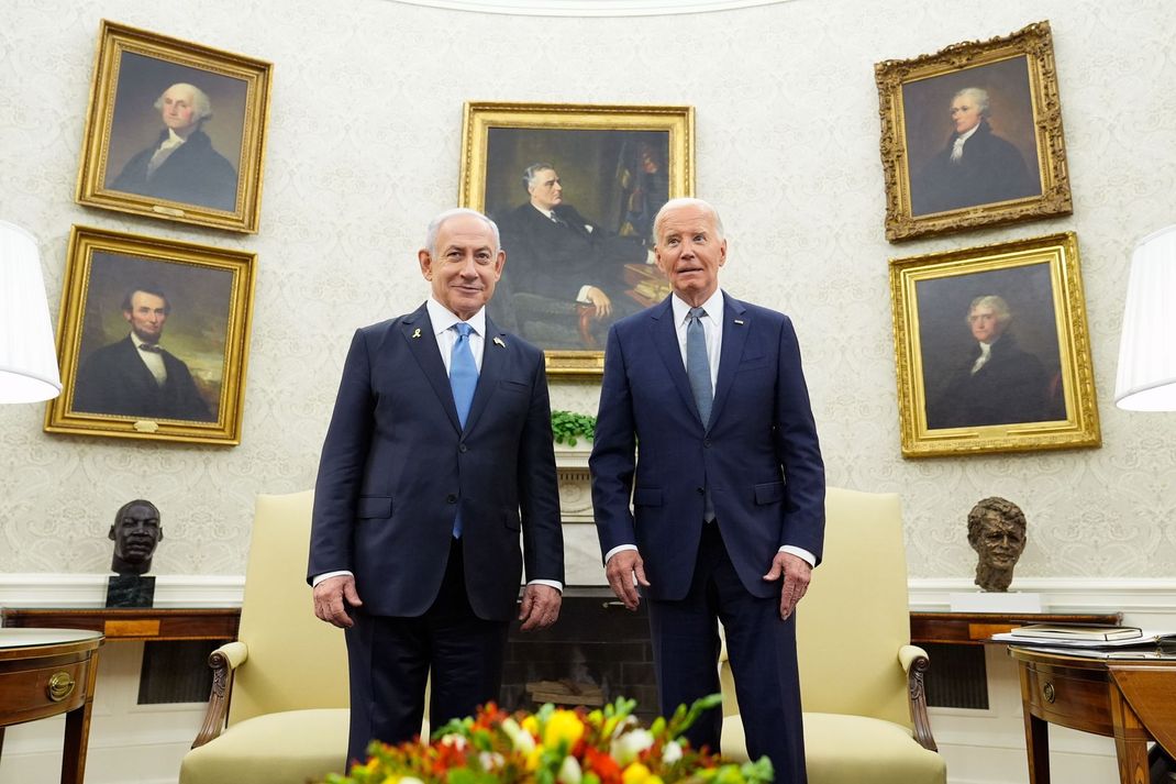 25. Juli 2024, USA, Washington: US-Präsident Joe Biden (rechts) trifft den israelischen Ministerpräsidenten Benjamin Netanjahu im Oval Office des Weißen Hauses.