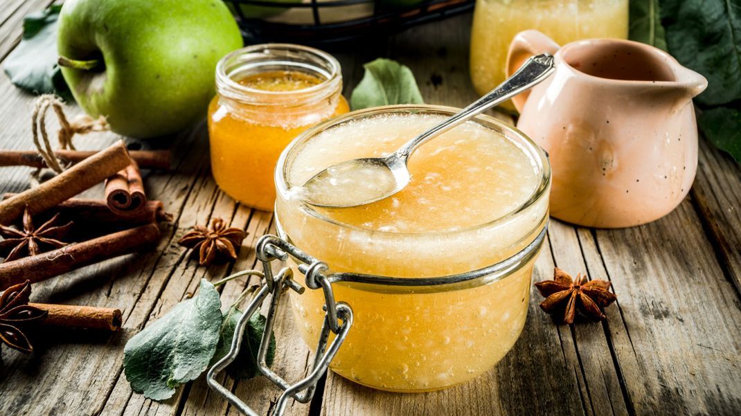 Ob zum Dippen daneben, oder fein als Tropfen auf dem Teller serviert - das intensive Aroma des Apfelgels verleiht deinem Gericht noch einmal einen fruchtigen Kick.