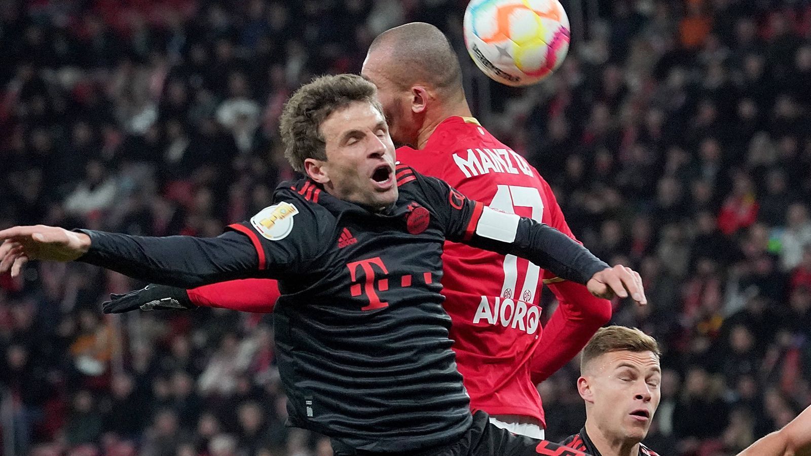 
                <strong>Thomas Müller</strong><br>
                Hat wie versprochen den "Wutmotor" angeworfen. Und wie. Rennt wie ein Duracell-Häschen über den Rasen, ist immer und überall anspielbar und jedes Mal beteiligt, wenn es in der Münchner Offensive gefährlich wird. Kein Wunder also, dass er auch das 2:0 durch Jamal Musiala vorbereitet. Geht als Kapitän voran und zieht mit seiner "Wut im Bauch" alle anderen mit. Ein richtiger Leitwolf eben. ran-Note: 1
              