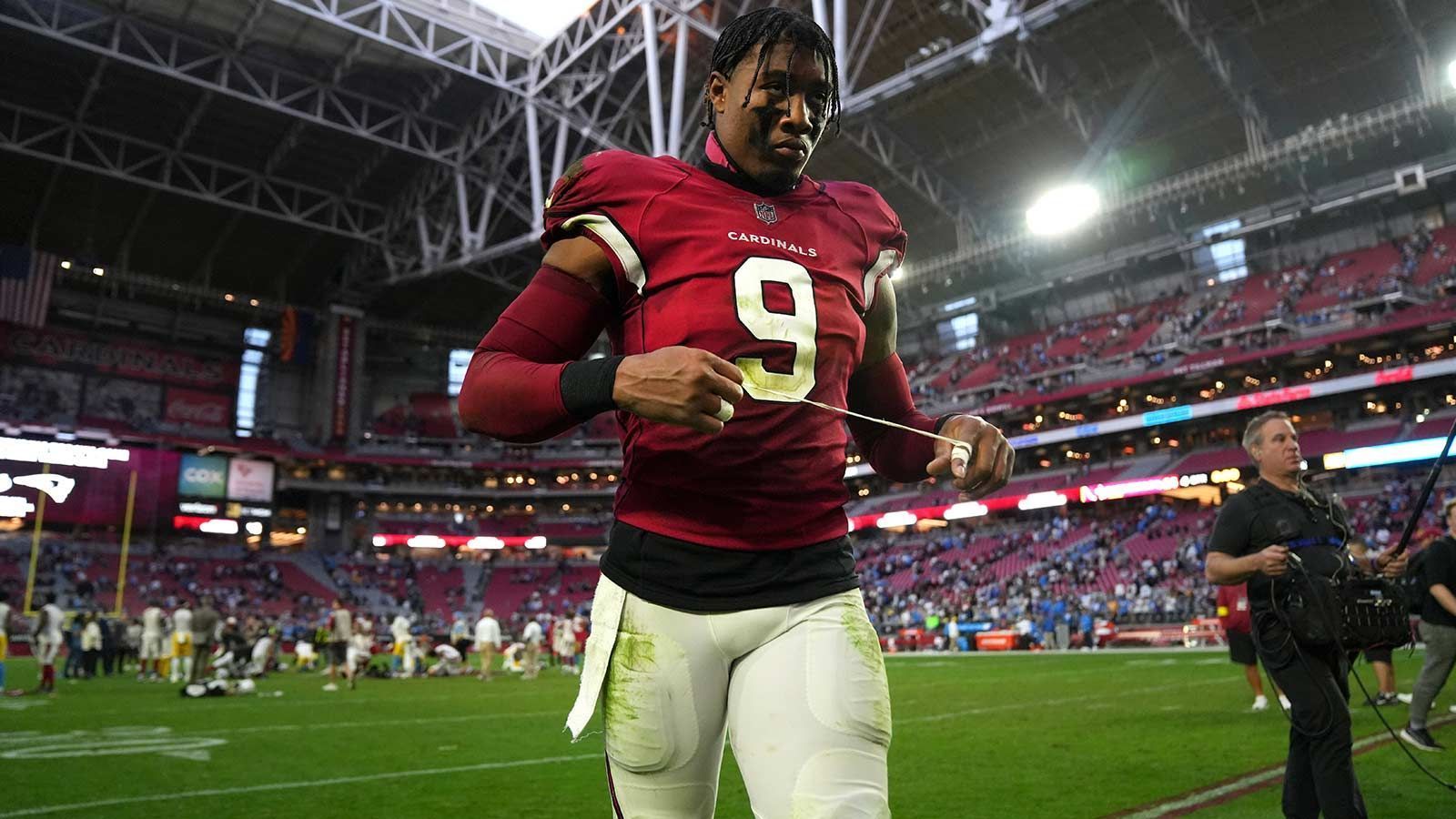 
                <strong>Arizona Cardinals - Isaiah Simmons, Linebacker</strong><br>
                Da Quarterback Kyler Murray bereits vor Kickoff der neuen Saison 26 wird, ist Isaiah Simmons der beste junge Spieler der Arizona Cardinals. Dem Linebacker gelangen in der vergangenen Saison zwei Interceptions, von der er eine sogar bis in die gegnerische Endzone zurücktragen konnte. Zudem erreichte er mit vier Sacks den besten Wert seiner Karriere in dieser Kategorie. Am besten dürfte den Fans der Cardinals aber wahrscheinlich der Umstand gefallen haben, dass er deutlich weniger verpasste Tackles hatte. Seine Rate sank von 9,5 Prozent in der Spielzeit 2021 auf 4,8 Prozent, womit er deutlich besser als etwa Positionskollege und All-Pro Fred Warner von den San Francisco 49ers dasteht. Verbessert er sich weiter, ist sein erster Pro Bowl nur noch eine Frage der Zeit.Honorable Mentions: Linebacker Zaven Collins, Offensive Tackle Paris Johnson Jr.
              