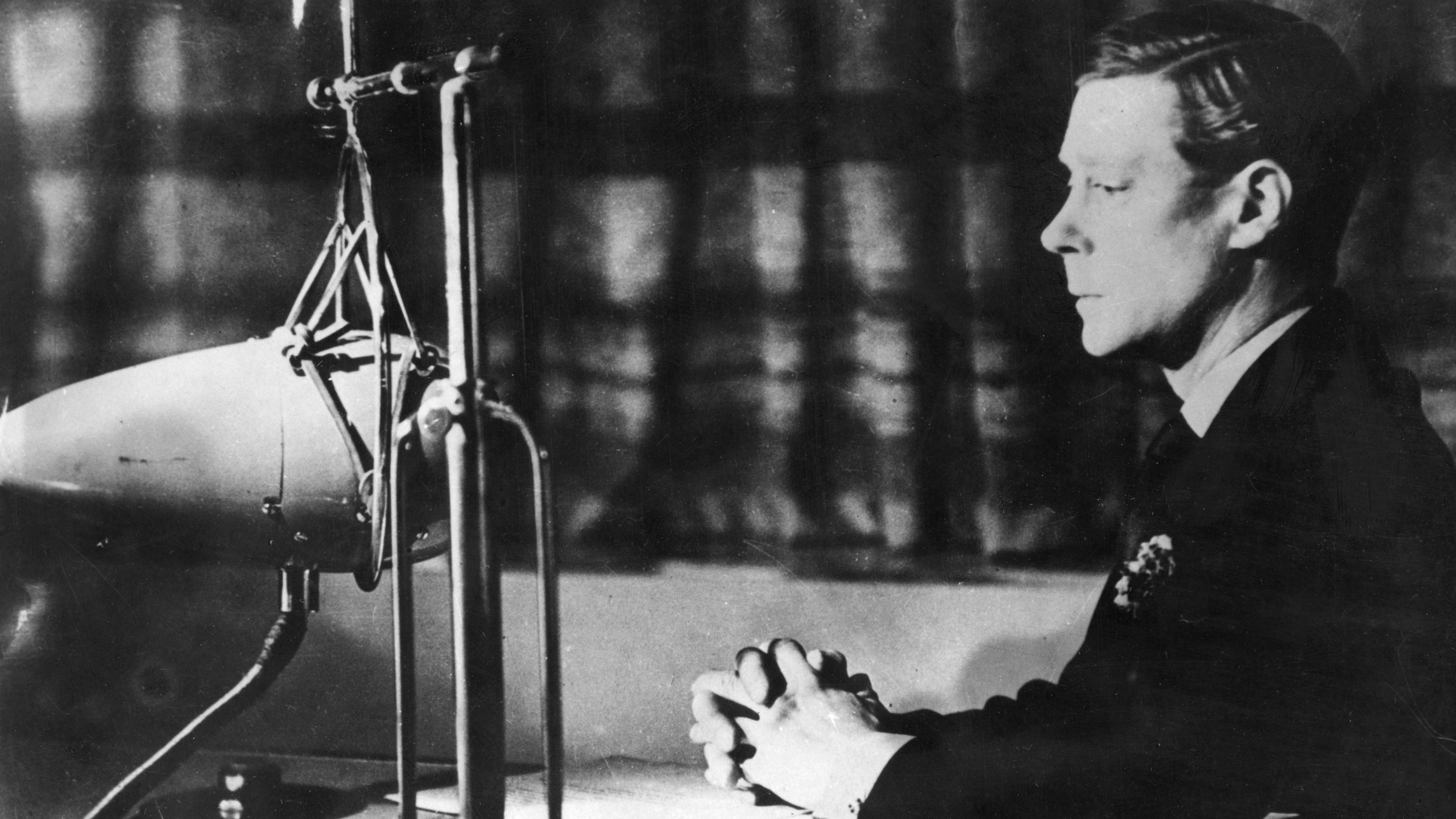 Eduard VIII. verkündet dem britischen Volk übers Radio, dass er das Amt des Königs niederlegt. Wie auf dem Foto zu erkennen, fällt ihm die Entscheidung nicht leicht. Doch er dankte ab, um seine große Liebe Wallis Simpson heiraten zu können.