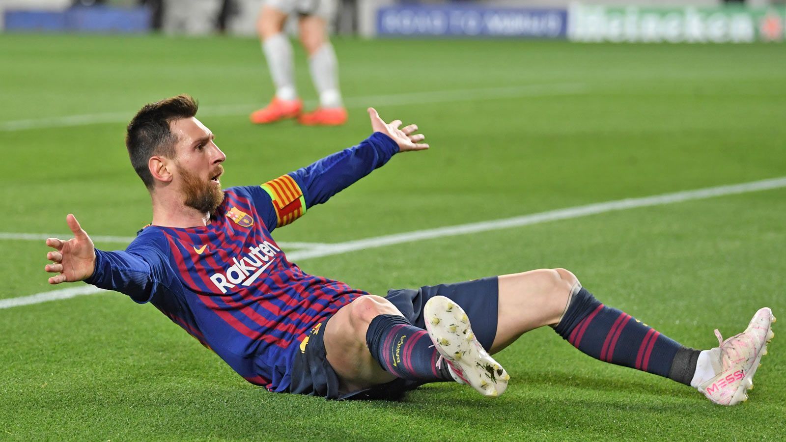 
                <strong>600 Karriere-Tore für den FC Barcelona</strong><br>
                Und nun hat Messi gegen Liverpool einen weiteren persönlichen Rekord aufgestellt. Sein Freistoß zum 3:0 war bereits das 600. Tor seiner Karriere für den FC Barcelona. Zufällig erzielte er diesen Treffer auch noch exakt 14 Jahre nach seinem ersten Tor für die Katalanen am 01. Mai 2005.
              