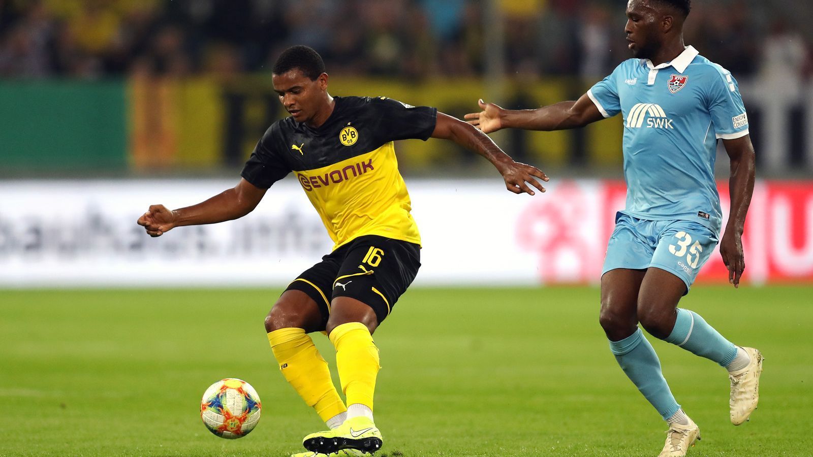 
                <strong>Manuel Akanji</strong><br>
                In der Defensive kaum gefordert, rückt dafür weit auf und schaltet sich mit präzisen Pässen in das Offensivspiel ein. Bereitet das 1:0 durch Reus mit einer langen Flanke vor. ran-Note: 2
              