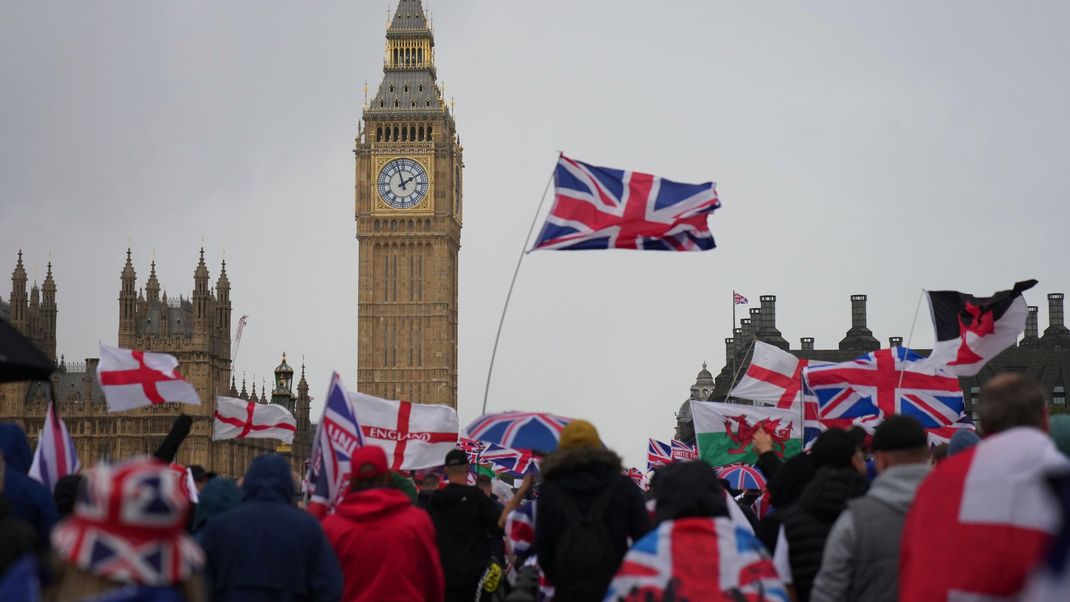 In London demonstrierten über 100.000 Menschen unter Führung von Rechtsextremist Tommy Robinson gegen Migration.