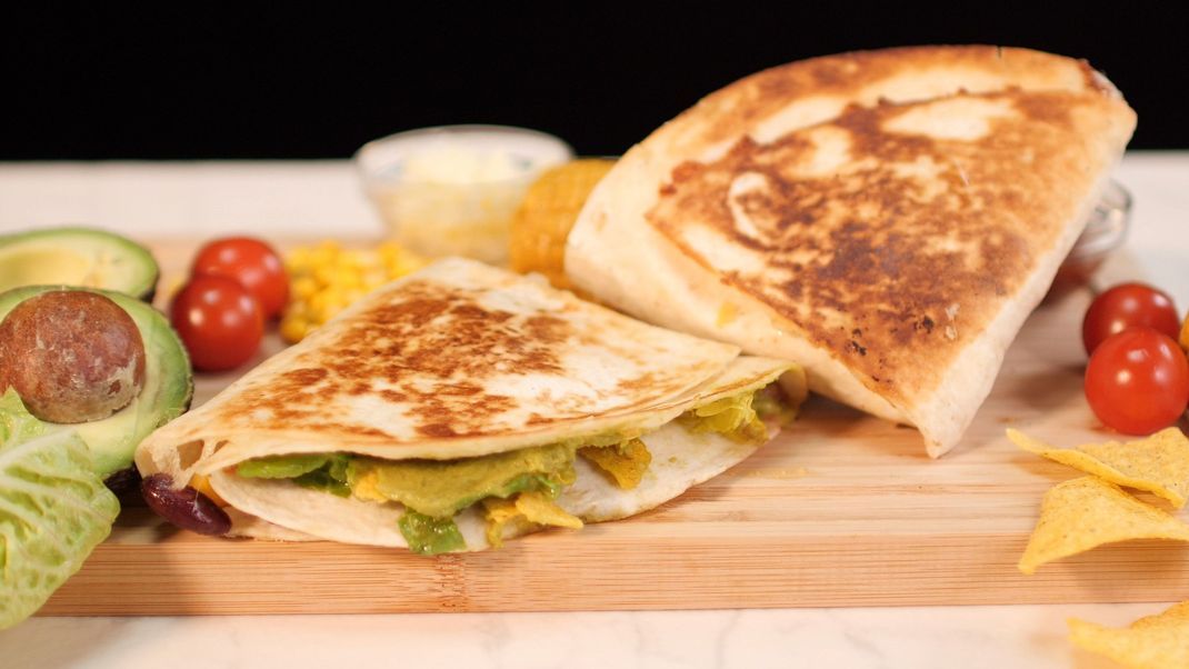Genieße den veganen Genuss mit diesem unwiderstehlichen Tortilla-Sandwich - perfekt, wenn es mal schnell gehen muss!
