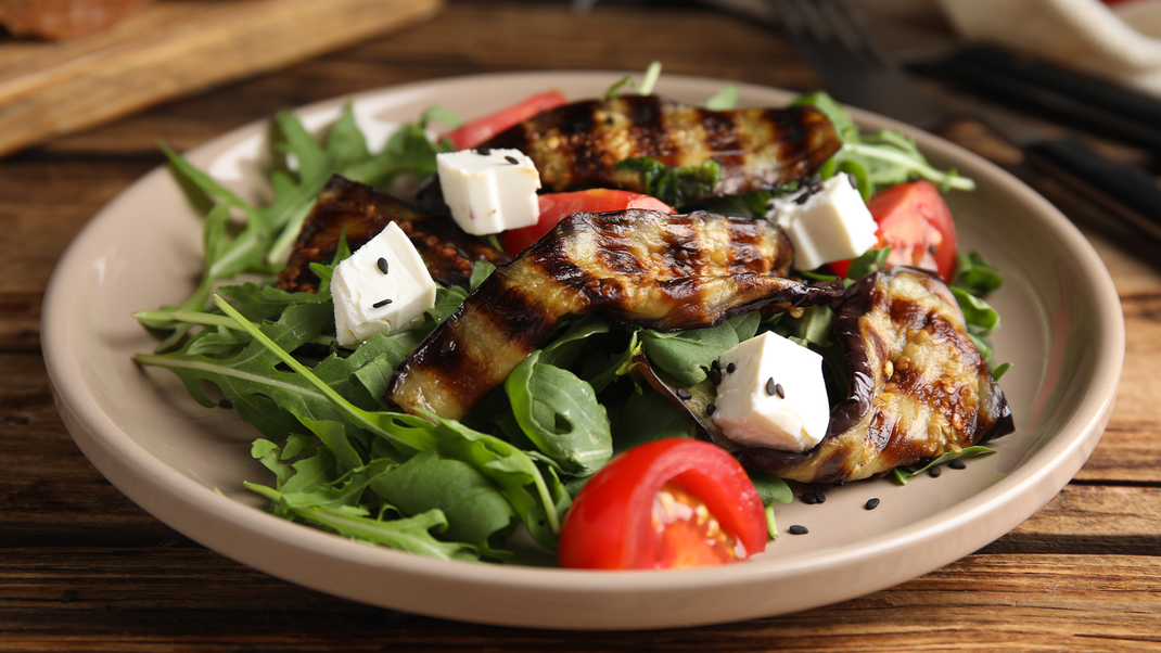 Schmales Budget, fantastischer Geschmack! Feta-Fans können nach Belieben noch ein paar Käse-Würfel auf den Auberginen-Salat geben.