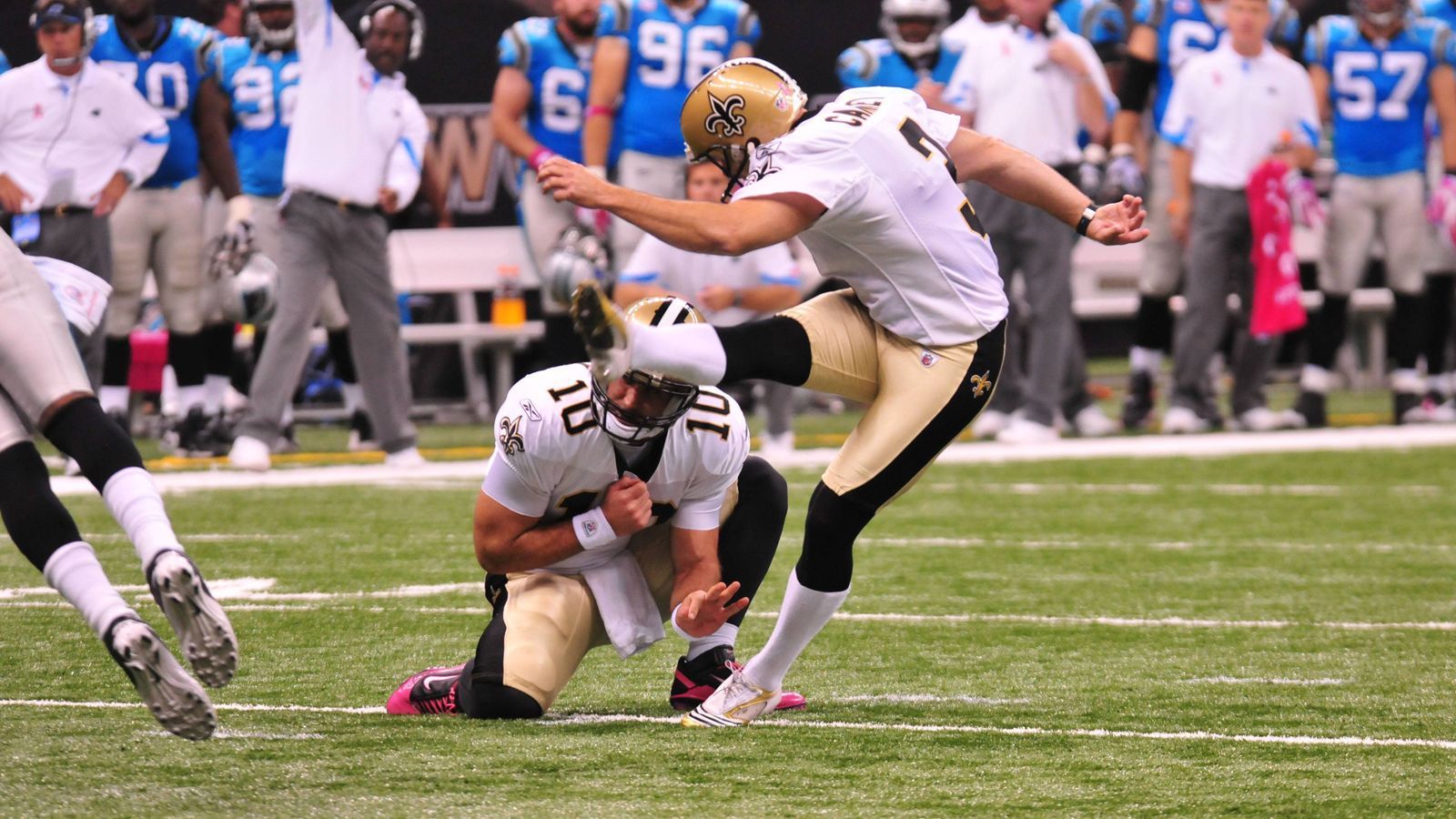 
                <strong>Platz 5: John Carney, 478 Field Goals</strong><br>
                John Carney, der Wanderer in der NFL. Insgesamt kickte Carney für neun NFL-Teams, bevor er im Jahr 2010 die Schuhe an den Nagel hing. Am Ende seiner Karriere war er der letzte NFL-Spieler, der bereits in den 80er Jahren auf dem Rasen stand. 
              