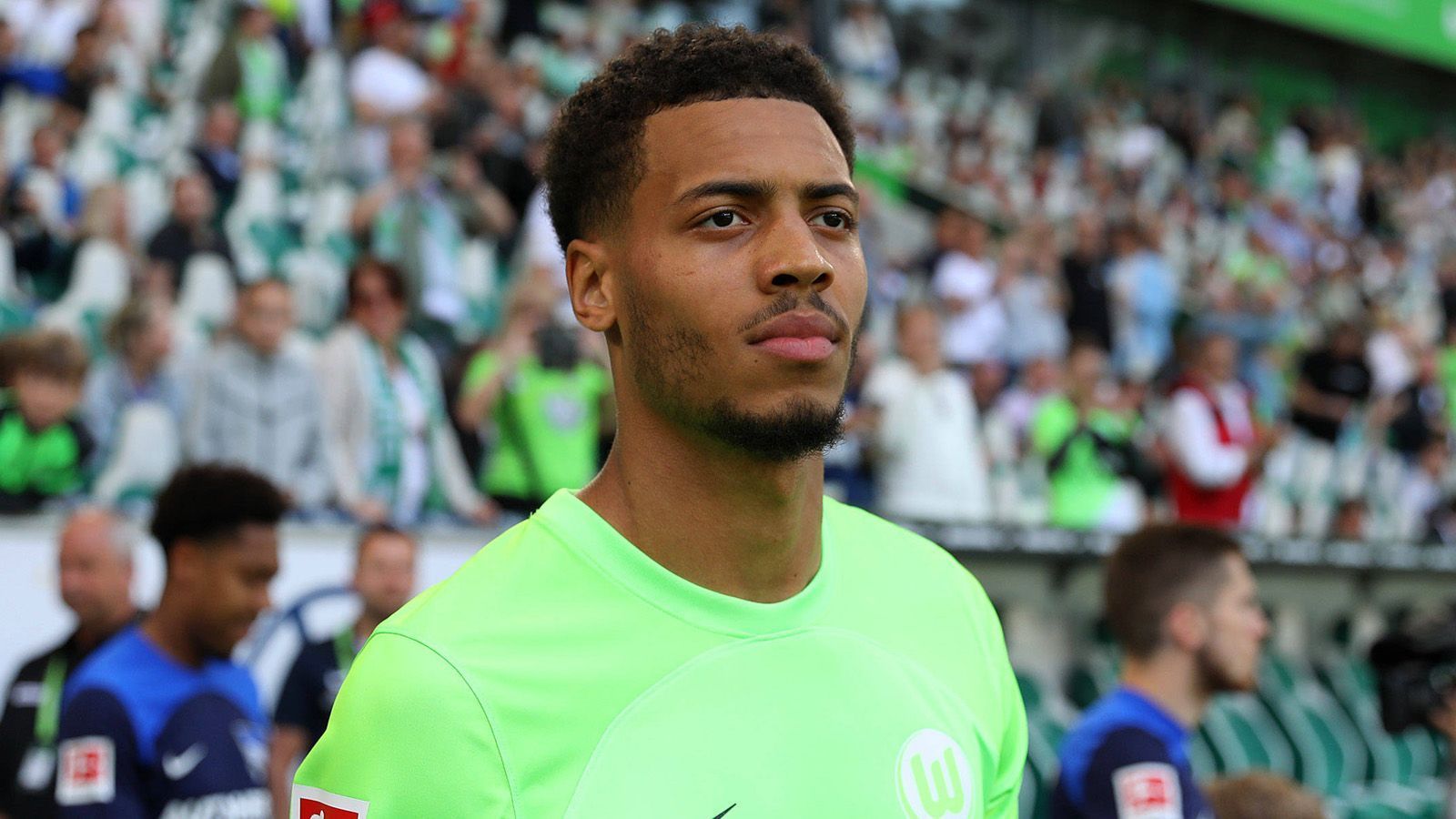 <strong>Felix Nmecha</strong><br>
                Trotz Protesten und Bedenken einiger Fans hat Vizemeister Borussia Dortmund die Verpflichtung von Felix Nmecha perfekt gemacht. Der Nationalspieler kommt vom Bundesliga-Konkurrenten VfL Wolfsburg nach Dortmund und erhält einen Vertrag bis 2028. Perspektivisch soll Nmecha&nbsp; im Mittelfeld die Nachfolge von Jude Bellingham antreten, der den BVB in Richtung Real Madrid verlassen hatte.