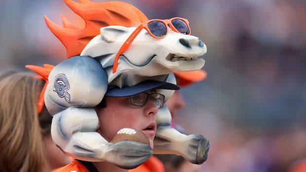 
                <strong>Denver Broncos</strong><br>
                Dieser Broncos-Fan lässt schon mal die Muskeln spielen.
              