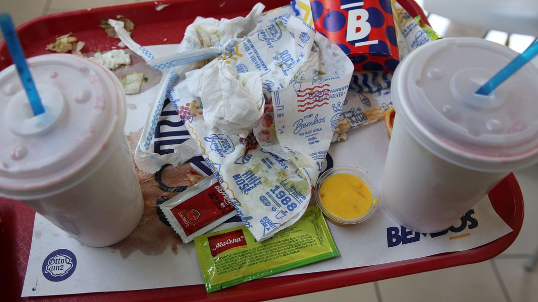 So wie in diesem Fast-Food-Restaurant in Peru häuft sich weltweit der Verpackungsmüll von Speisen und Getränken. Daher gilt in Deutschland seit 1. Januar die Mehrwegpflicht – es halten sich allerdings nur wenige daran.