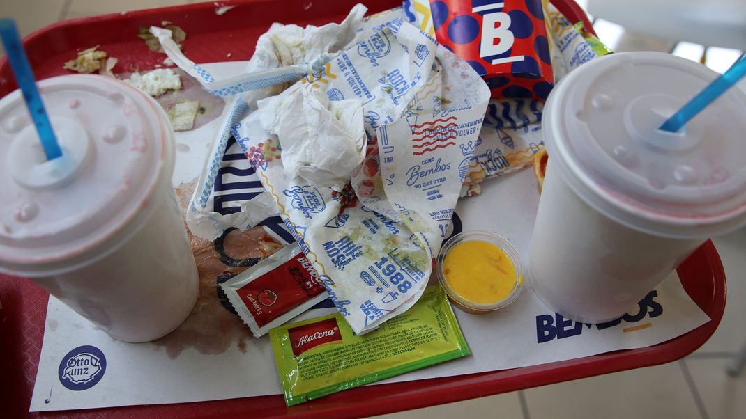 So wie in diesem Fast-Food-Restaurant in Peru häuft sich weltweit der Verpackungsmüll von Speisen und Getränken. Daher gilt in Deutschland seit 1. Januar die Mehrwegpflicht – es halten sich allerdings nur wenige daran.