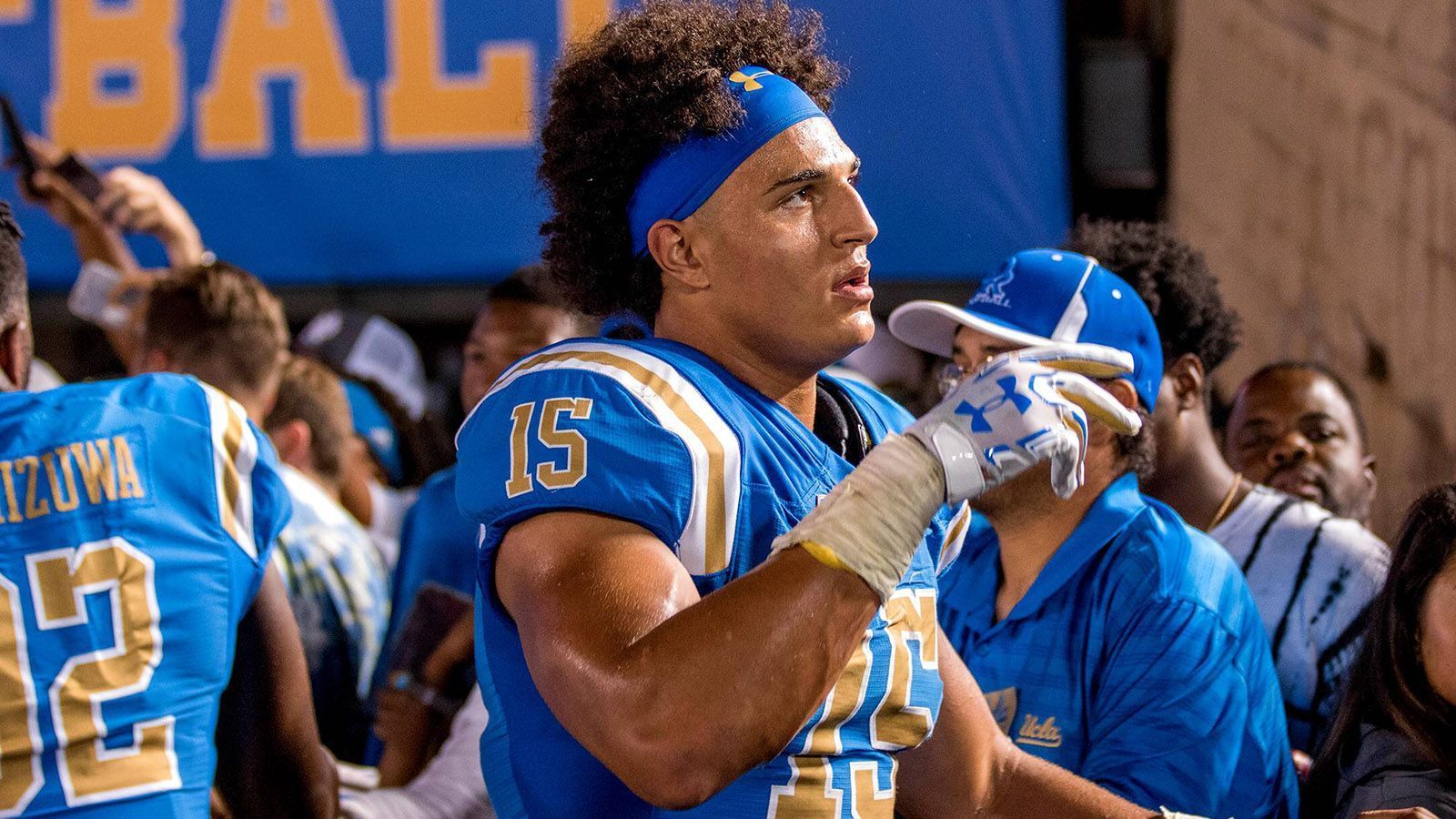 
                <strong>30. Pick: Buffalo Bills - Jaelen Phillips (Defensive End) DE1</strong><br>
                Der beste verbliebene Spieler ist Phillips. AJ Klein und Mario Addison hatten jeweils fünf Sacks in der Saison und waren damit Team-Leader. Ein weiterer guter Pass Rusher hilft den 13-3-Bills, besser zu werden. Running Back könnte auch eine Option sein, Devin Singletary hatte keine gute Saison und Josh Allen muss auf unter 100 Laufversuchen gebracht werden.   
              
