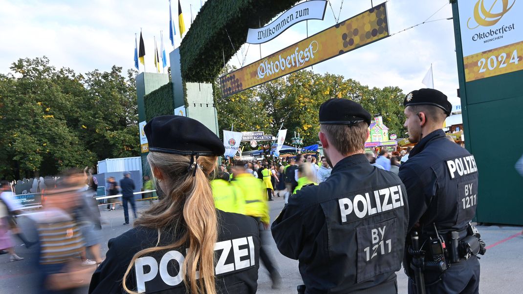 Polizeibeamte stehen am Eingang zur Wiesn.