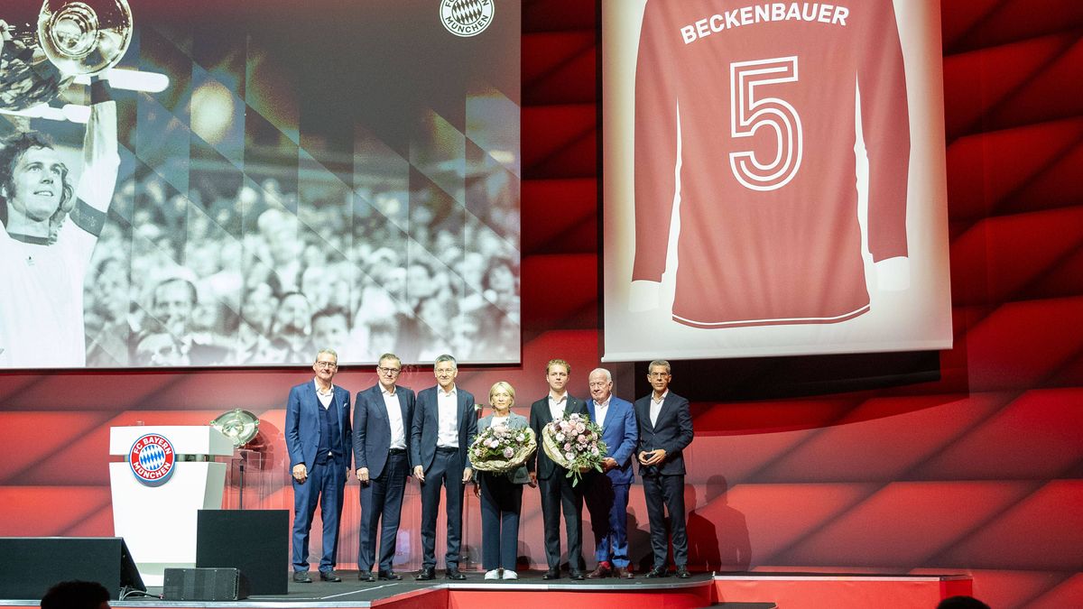 Ehrung von Frank Beckenbauer, Verkuendung: Zukuenftig wird die Nummer 5 nicht wieder vergeben, mit Joel Beckenbauer, Heidi Beckenbauer hier mit Herbert Heiner (FC Bayern Muenchen, Praesident) und d...