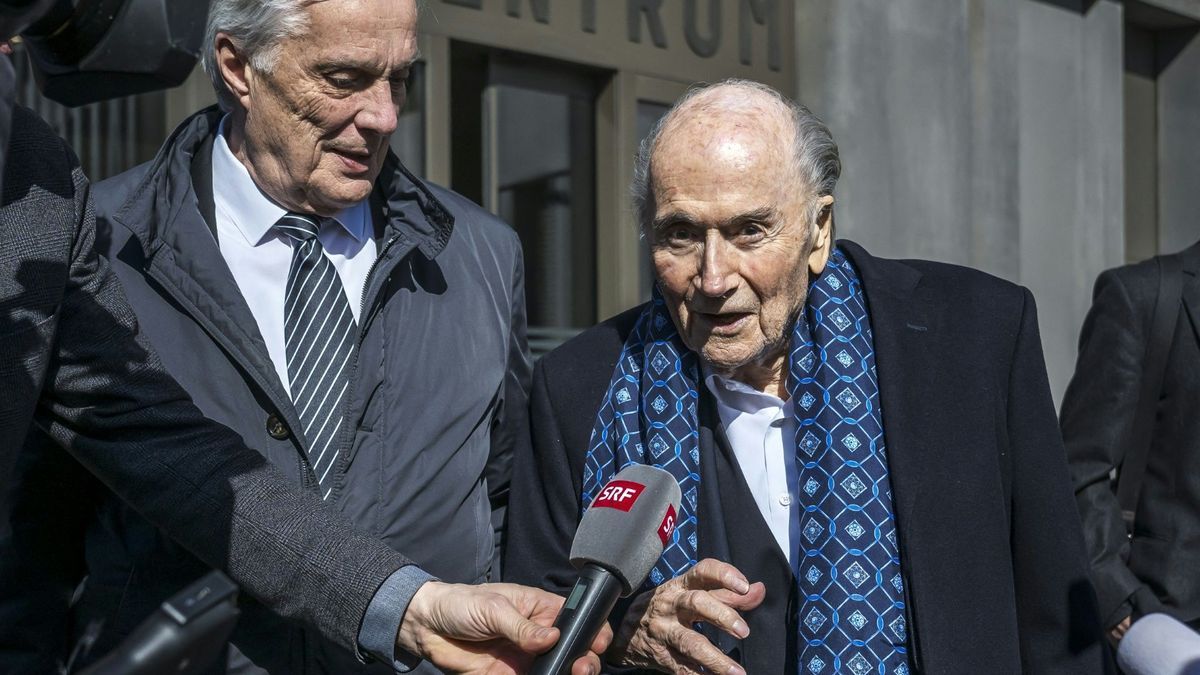 Blatter (r.) auf dem Weg zur Verhandlung