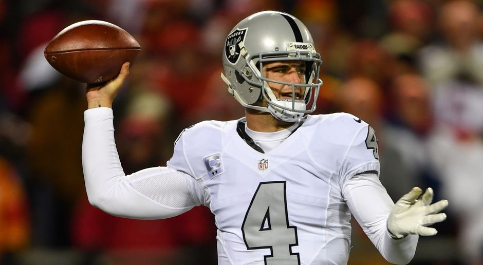 
                <strong>Platz 6: Oakland Raiders (10:3 / Vorwoche: 2)</strong><br>
                Im Spitzenduell der AFC West mussten Raiders den Kansas City Chiefs die Tabellenführung übergeben. Quarterback Derek Carr lieferte seine schlechteste Saisonleistung ab und brachte nur 17 seiner 41 Passversuche für 117 Yards an den Mann – ein Quarterback Rating von 49,1. In Week 15 geht es bei den San Diego Chargers gegen den nächsten Division-Konkurrenten – eine vermeintlich einfachere Aufgabe. 
              