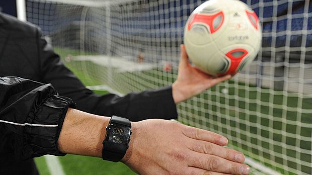 
                <strong>Neu in der Bundesliga: Hawk Eye</strong><br>
                Zum ersten Mal kommt die Torlinientechnologie "Hawk Eye" regelmäßig zum Einsatz. Strittige Torentscheidungen wie Mats Hummels' verwehrter Treffer im Pokalfinale 2014 sollen der Vergangenheit angehören. 15 von 18 Bundesligisten stimmten für die Einführung des Systems.
              