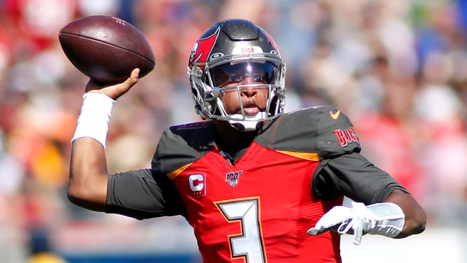 
                <strong>Verlierer: Jameis Winston</strong><br>
                Die Spiele der Tampa Bay Buccaneers ähnelten einer Achterbahnfahrt: Denn entweder warf Quarterback Jameis Winston einen seiner 33 Touchdowns - oder eine seiner 30 Interceptions. Zu viel für Head Coach Bruce Arians: "Wenn wir mit diesem Quarterback gewinnen können, gelingt uns das auch defintiv mit einem anderen." Winston und die "Bucs" könnten zur neuen Saison getrennte Wege gehen, denn der Vertrag der Interception-Maschine läuft aus.
              