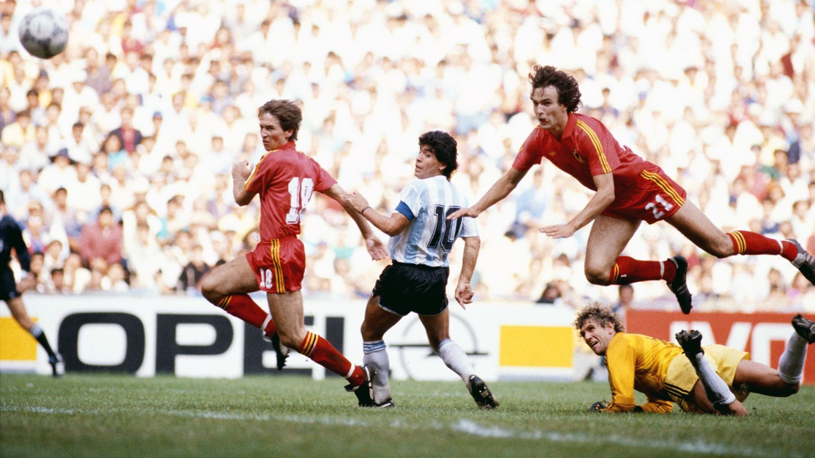 
                <strong>Belgien zuletzt 1986 im Halbfinale</strong><br>
                Für Belgien ist die letzte Teilnahme an einem WM-Halbfinale am längsten her. Beim Turnier 1986 in Mexiko ist für das Team von Trainer Guy Thys erst gegen den späteren Weltmeister Argentinien um Diego Maradona Schluss. Zuvor schalten die Belgier die Sowjetunion und Spanien aus. Als Belgien 1986 zuletzt in einem WM-Halbfinale steht ...
              