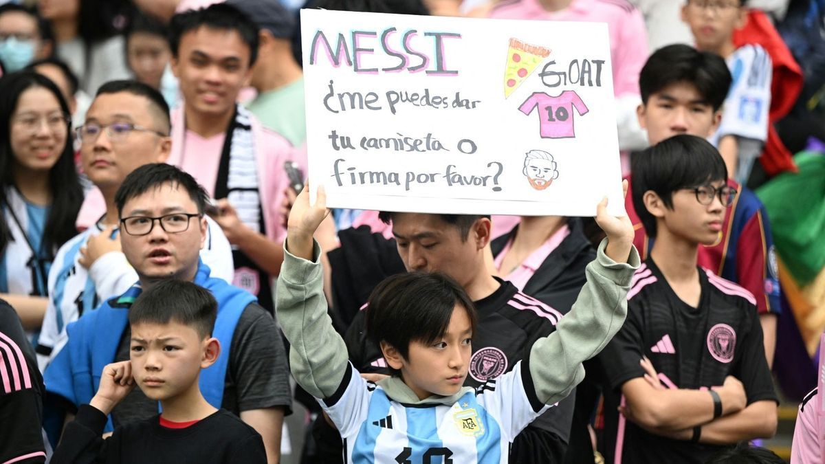 Die Fans warteten vergeblich auf einen Messi-Einsatz