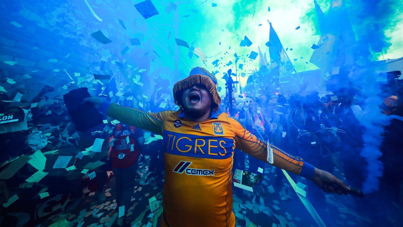 
                <strong>UANL Tigres – Was heißt das eigentlich?</strong><br>
                Die Tigres de la Universidad Autonoma de Nuevo Leon – kurz UANL Tigres – sind der Top-Fußballklub in der nordmexikanischen Stadt San Nicolas de los Garza. Die 450.000-Einwohner-Stadt ist eine der reichsten in Mexiko. Die örtliche Universität, deren Profiteam die Tigres (zu Deutsch "Tiger") sind, gilt als eine der prestigeträchtigsten des Landes. Ins heimische Estadio Universitario passen 41.615 Zuschauer. Die Fanbasis der Tigres gilt als besonders treu. Die Vereinsfarben sind Gold und Blau.
              