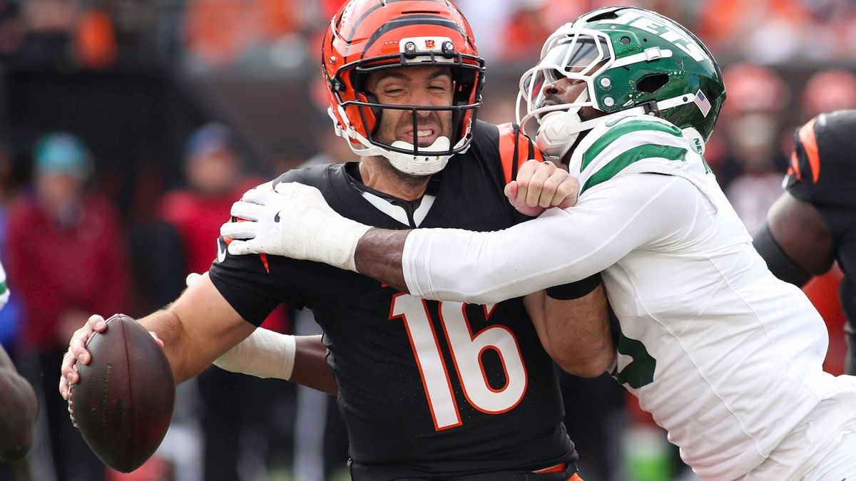 October 26, 2025: New York Jets EDGE Will McDonald (right) sacks Cincinnati Bengals QB Joe Flacco during WEEK 8 of the NFL, American Football Herren, USA regular season between the Cincinnati Benga...