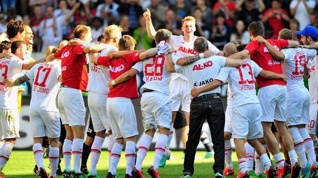 
                <strong>FC Augsburg 2012/2013</strong><br>
                2012/2013 - FC Augsburg: Ein Fotofinish legt der FCA hin. Nach einem Punkt aus vier Spielen läuft es bis zur Winterpause miserabel für die Fuggerstädter. Dann startet das Team von Markus Weinzierl eine Aufholjagd, die am letzten Spieltag gekrönt wird. Mit dem Sieg gegen Fürth landet Augsburg auf Rang 15 (33 Punkte).
              