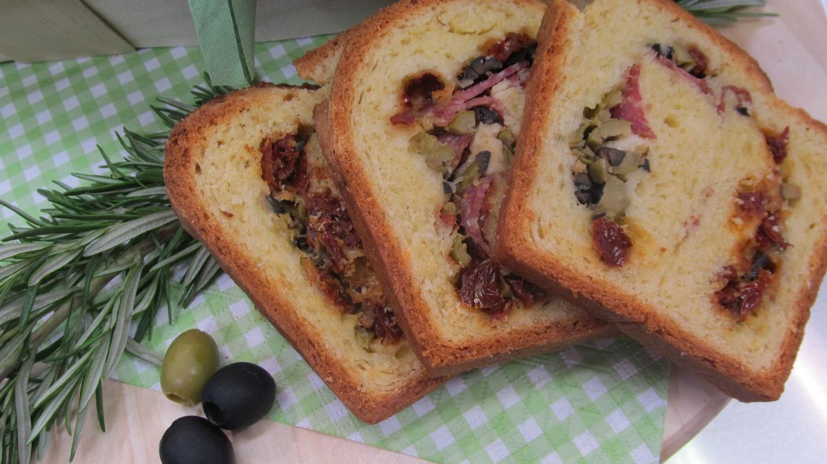 Brot gewickelt in Oliven und Salami: Das Rezept aus Enie backt