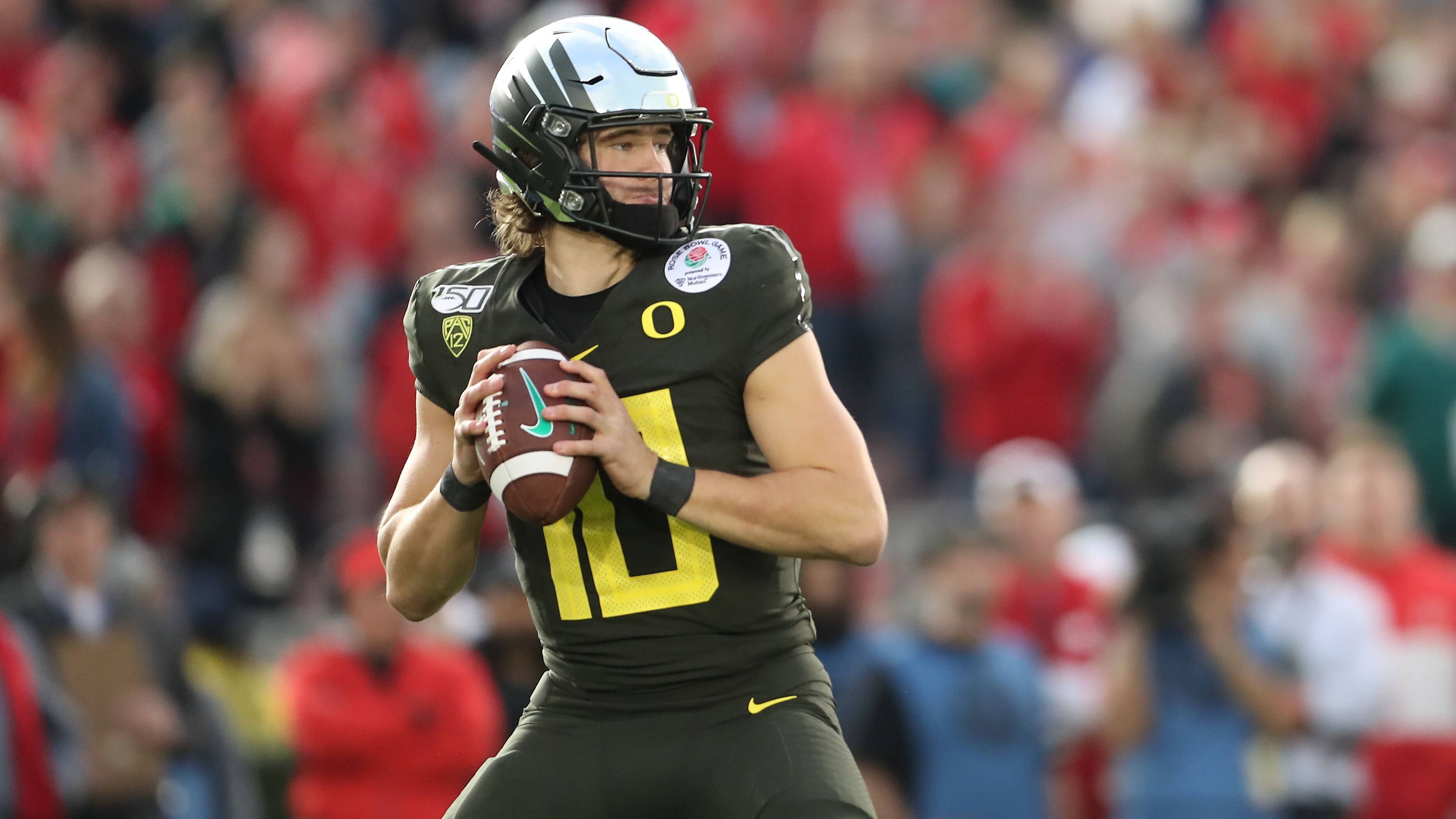 
                <strong>3. Pick - Miami Dolphins via Trade von Detroit Lions: Justin Herbert (Quarterback, Oregon)</strong><br>
                Miami hat 146 Millionen an Dollar-Garantien in der Free Agency investiert, deutlich mehr als jedes andere NFL-Team. Justin Herbert ist die sichere Wahl, zumal er mit Ryan Fitzmagic einen Mentor in diesem Jahr an seiner Seite hat.
              